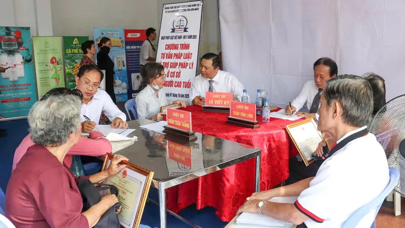 Luật sư tư vấn pháp lý cho người cao tuổi tại phường Tân Sơn Nhất, TPHCM. Ảnh: CẨM TUYẾT