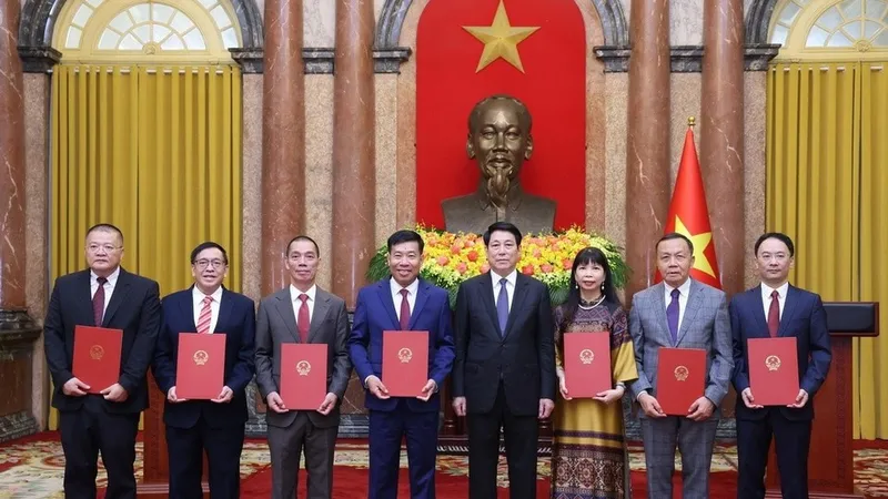 Chủ tịch nước Lương Cường với các cán bộ được phong hàm Đại sứ và bổ nhiệm trưởng cơ quan đại diện Việt Nam ở nước ngoài. Ảnh: TTXVN.