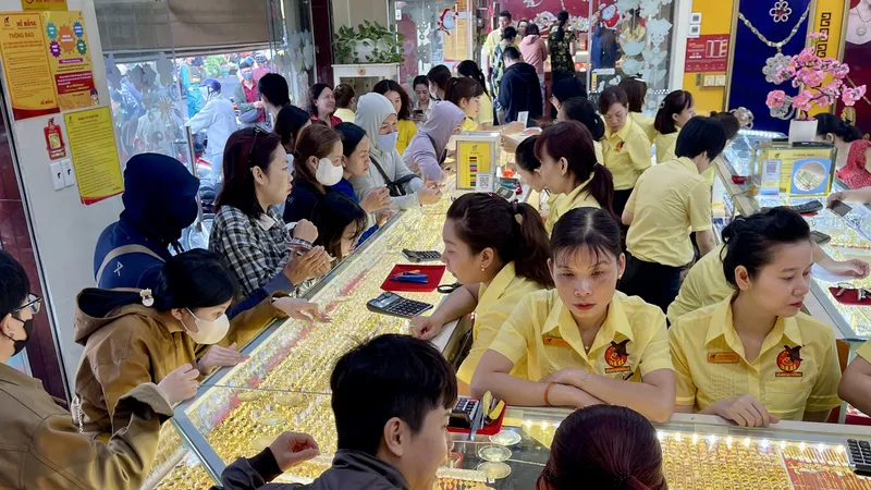 Giao dịch vàng tại cửa hàng Mi Hồng, đường Bùi Hữu Nghĩa, phường Gia Định, TPHCM. Ảnh: Hoàng Hùng