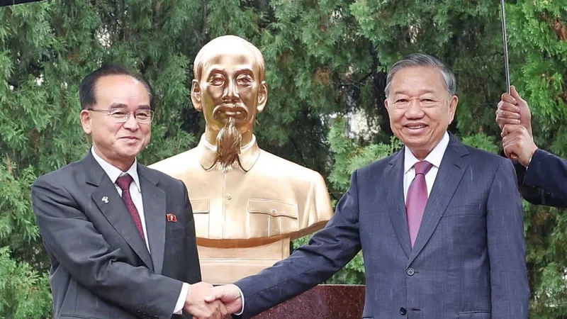 Tổng Bí thư Tô Lâm và Ủy viên Thường vụ Bộ Chính trị Triều Tiên Jo Yong Won tại lễ khánh thành tượng Chủ tịch Hồ Chí Minh trong khuôn viên Đại sứ quán Việt Nam ở Triều Tiên. Ảnh: TTXVN