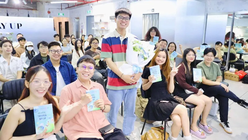 Tác giả Thoòng Dành Kể Chuyện giao lưu với bạn đọc trong buổi ra mắt tác phẩm Muôn trùng xứ sở tại TPHCM. Ảnh: BLUE BOOKS