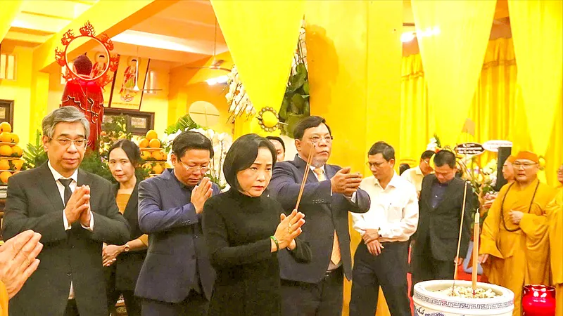 Phó Chủ tịch Quốc hội Nguyễn Thị Thanh cùng đoàn viếng Trưởng lão Hòa thượng Thích Trí Tịnh