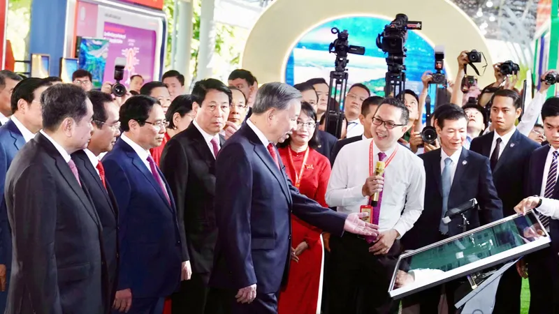 Tổng Bí thư Tô Lâm tham quan triển lãm tại Đại hội đại biểu Đảng bộ TPHCM lần thứ I
