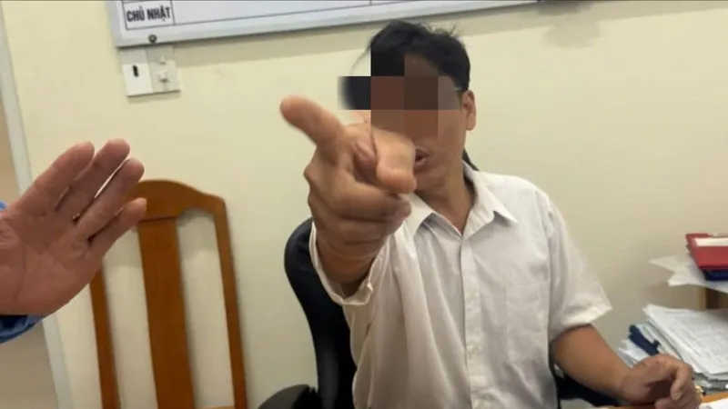 Hình ảnh một chuyên viên của UBND phường Mũi Né có hành vi, cử chỉ chưa đúng khi tiếp công dân được đăng tải trên mạng xã hội