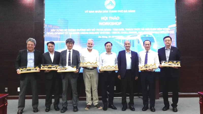 Ông Lê Quang Nam, Phó Chủ tịch UBND TP Đà Nẵng trao quà lưu niệm cho đại biểu tại hội thảo. Ảnh: XUÂN QUỲNH