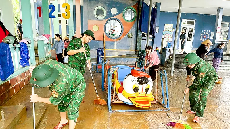 Đồn Biên phòng Vinh Hiền (Bộ đội Biên phòng TP Huế) hỗ trợ cô trò Trường mầm non Lộc Bình, TP Huế vệ sinh môi trường ngay khi lũ rút