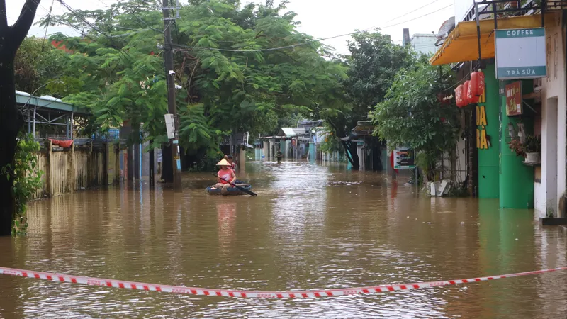 Nước lũ bủa vây khu dân cư thôn Phú Hòa 2, xã Bà Nà