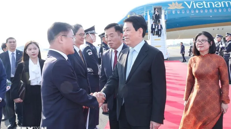 Đại biểu Hàn Quốc đón Chủ tịch nước Lương Cường tại sân bay quân sự Gimhae ở thành phố Busan (Hàn Quốc). Ảnh: TTXVN