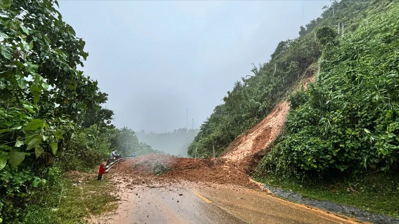 Đất đá sạt lở chắn ngang tuyến đường tại xã A Vương. Ảnh: BRIU QUÂN