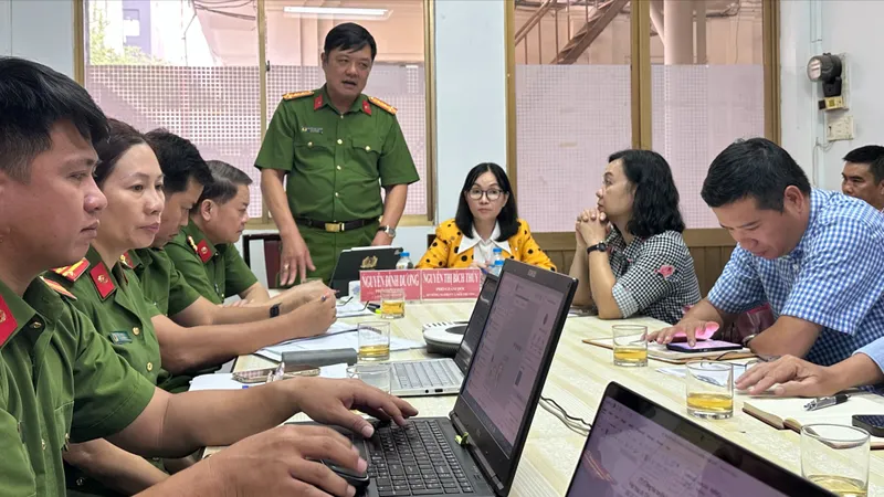 Đại tá Nguyễn Đình Dương, Phó Giám đốc Công an TPHCM phát biểu tại hội nghị. Ảnh: THANH HIỀN
