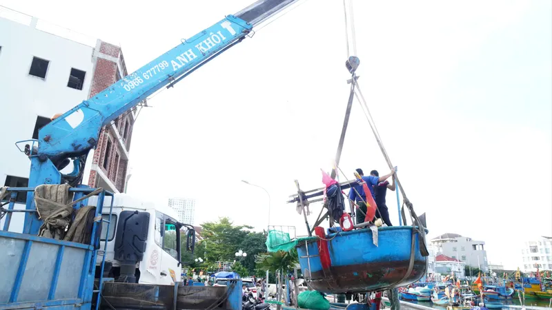 Ngư dân Quy Nhơn cẩu thuyền "chạy bão"