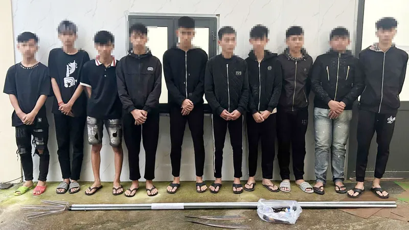 Bắt giữ 10 thanh thiếu niên mang hung khí hỗn chiến trong đêm