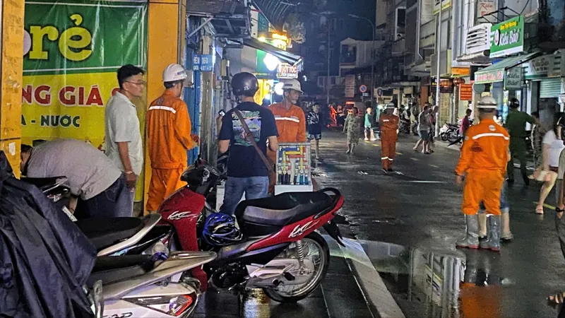 Lực lượng chức năng có mặt tại hiện trường ghi nhận, xử lý sự cố tối 8-11. Ảnh: HT