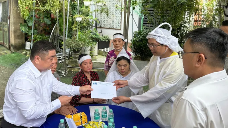 Ban ATGT Thành phố trao hỗ trợ gia đình nạn nhân. Ảnh: HẠNH PHÚC