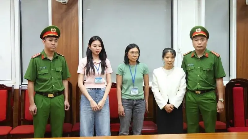 Nguyễn Thúc Thùy Tiên (thứ 2 từ trái qua) bị bắt tháng 5-2025. Ảnh: BỘ CÔNG AN