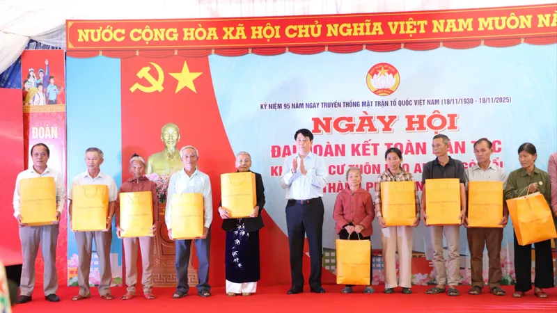 Chủ tịch nước Lương Cường tặng quà cho bà con khó khăn, người dân chính sách của thôn Bảo An. Ảnh: XUÂN QUỲNH