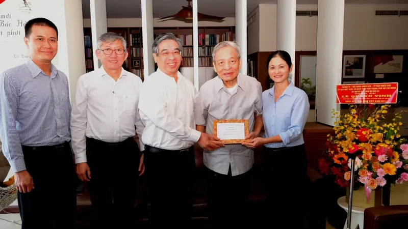 Lãnh đạo TPHCM thăm hỏi, tri ân gia đình và nhà giáo tiêu biểu