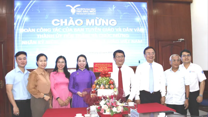 Đoàn công tác của Ban Tuyên giáo và Dân vận Thành ủy TPHCM tặng quà chúc mừng Ban Giám hiệu Trường ĐH Thủ Dầu Một