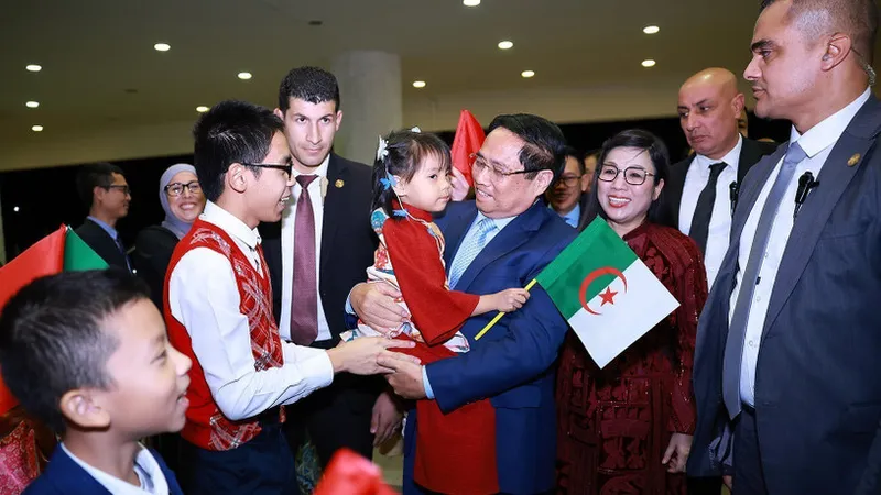 Thủ tướng Phạm Minh Chính và Phu nhân với thiếu nhi Việt Nam đang sinh sống tại Algeria