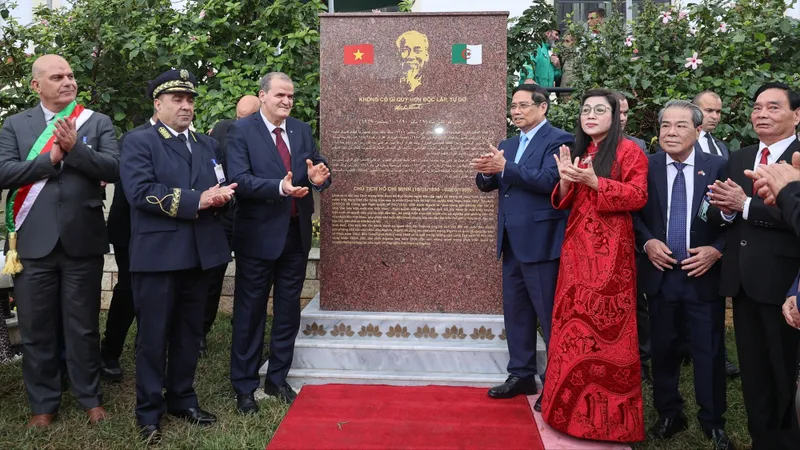 Thủ tướng Phạm Minh Chính và ông Kamel Rezig, Bộ trưởng Bộ Thương mại và Xúc tiến xuất khẩu Algeria thực hiện nghi lễ khánh thành bia tưởng niệm Chủ tịch Hồ Chí Minh. Ảnh: VGP
