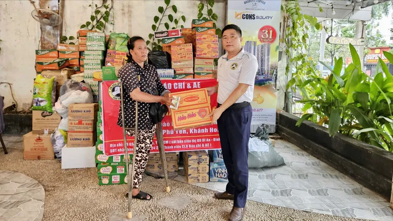 Xúc động hình ảnh người bán vé số, người khuyết tật góp sức cứu trợ đồng bào vùng lũ