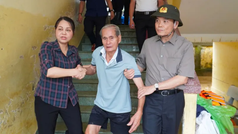 Đồng chí Trần Lưu Quang, Bí thư Trung ương Đảng, Bí thư Thành ủy TPHCM tới thăm hỏi, tặng quà người dân vùng mưa lũ xã Diên Điền (tỉnh Khánh Hòa)