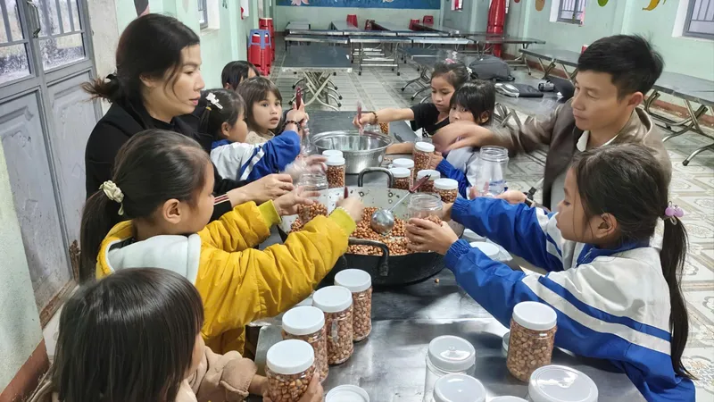 Quảng Ngãi: Giáo viên rang muối đậu hỗ trợ bà con vùng lũ