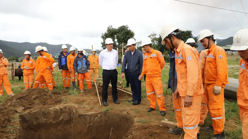 Điện lực Lâm Đồng nỗ lực khôi phục hệ thống điện sau lũ