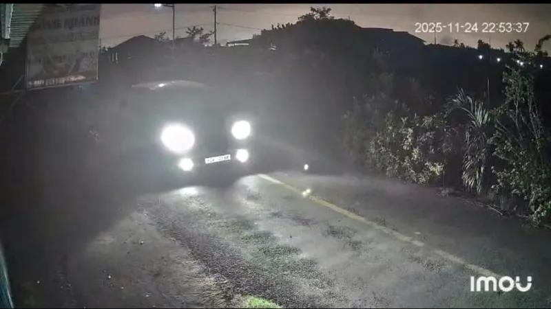 Ảnh cắt từ video nhóm đối sử dụng ô tô trộm chó do người dân cung cấp