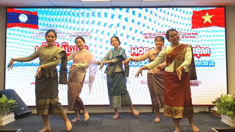 Họp mặt kỷ niệm 50 năm Quốc khánh CHDCND Lào