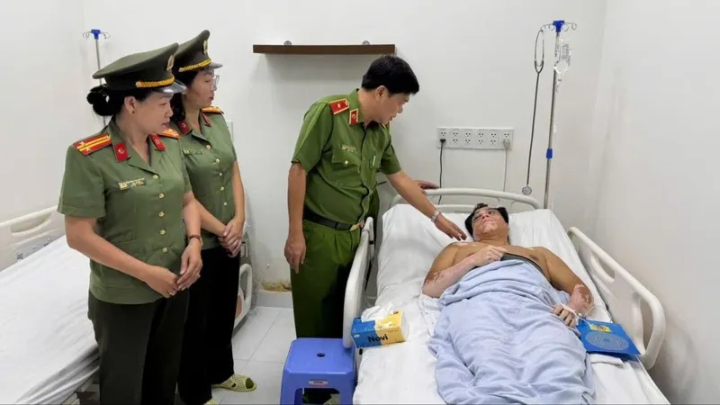 Công an TPHCM thăm hỏi cán bộ bị thương khi làm nhiệm vụ cứu trợ tại Đắk Lắk