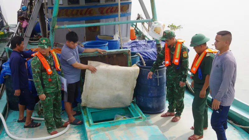 Phát hiện tàu vận chuyển hơn 5.000 lít dầu DO không rõ nguồn gốc