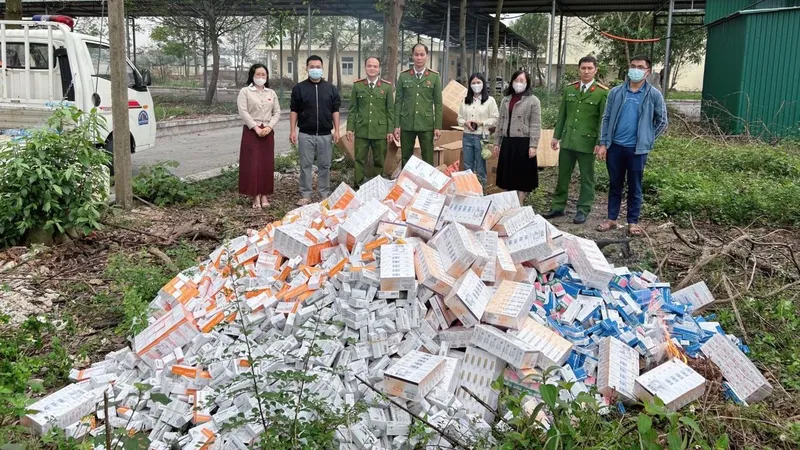 Lực lượng chức năng tiêu hủy hộp thuốc không rõ nguồn gốc. Ảnh: Công an phường Bắc Hồng Lĩnh