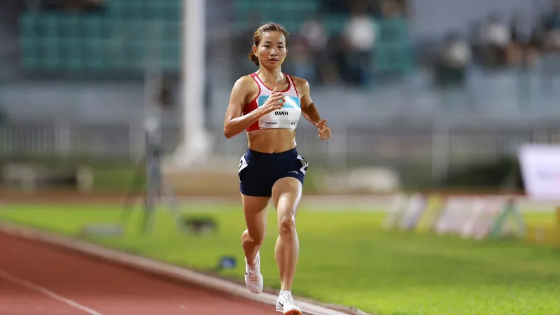 VĐV Nguyễn Thị Oanh trên đường chạy 5.000m nữ. Ảnh: DŨNG PHƯƠNG