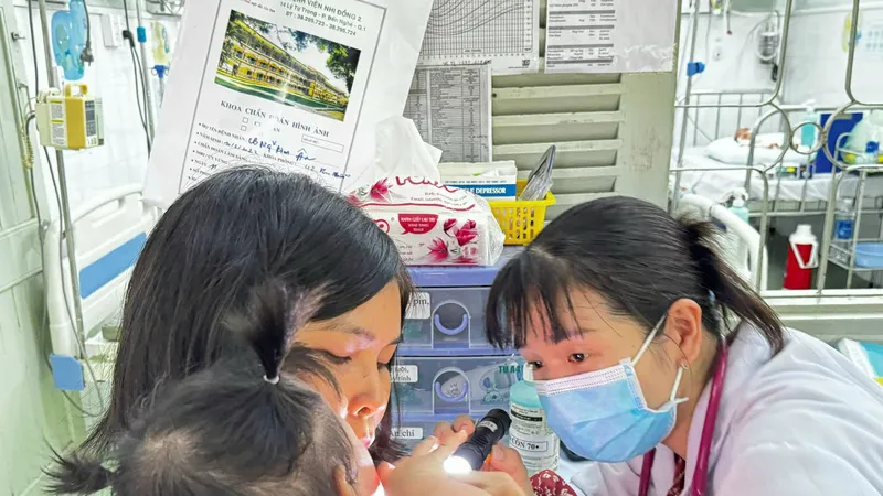  Bác sĩ Bệnh viện Nhi đồng 2 khám cho bệnh nhi mắc tay chân miệng