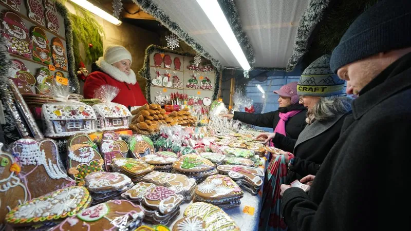 Một gian hàng bánh gừng ở chợ Giáng Sinh Riga, Latvia thu hút khách. Ảnh: Edijs Palens/Xinhua