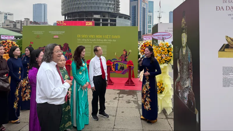Các đồng chí lãnh đạo, đại biểu, khách mời tham quan trưng bày