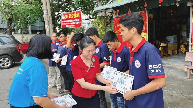 Trao tặng thẻ bảo hiểm cho Đội SOS Dĩ An