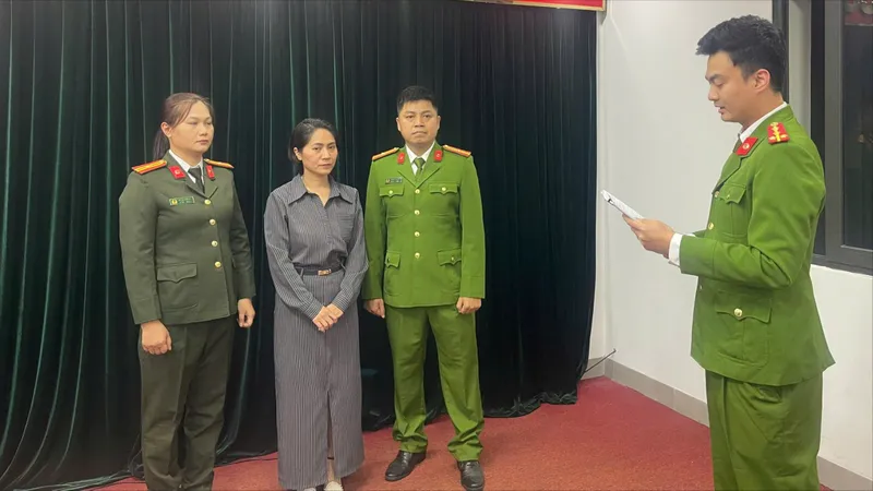Cơ quan công an đọc quyết định tố tụng đối với Nguyễn Thị Thu Hà