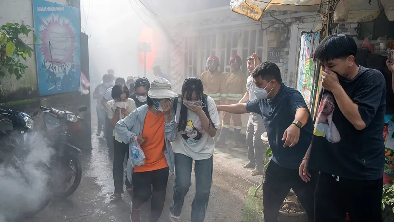 Người dân khu phố 24, phường Xuân Hòa (TPHCM) tham gia diễn tập phương án chữa cháy và cứu nạn, cứu hộ trong hẻm nhỏ, ngày 1-11-2025. Ảnh: MẠNH THẮNG