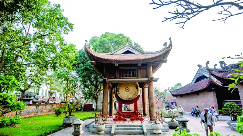 Du khách tham quan Văn Miếu - Quốc Tử Giám (Hà Nội) vào tháng 3-2025. Ảnh: XINHUA