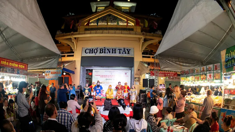Biểu diễn hát bội phục vụ bà con trước cổng chợ Bình Tây, TPHCM 