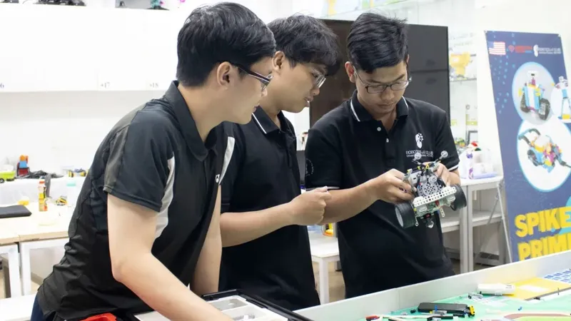 Sinh viên Trường ĐH Khoa học Tự nhiên (ĐH Quốc gia TPHCM) trong giờ học thực hành. Ảnh: THANH HÙNG