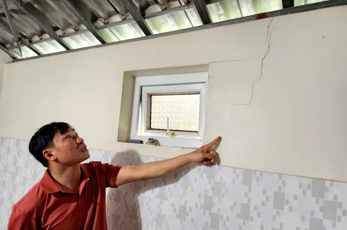 Một ngôi nhà bị nứt khi thi công quốc lộ 8A