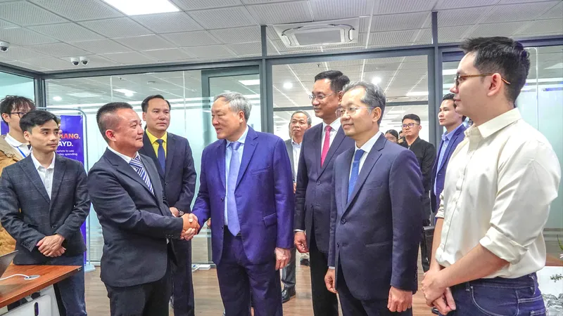 Các đại biểu đi tham quan không gian làm việc Trung tâm Tài chính quốc tế Việt Nam tại TP Đà Nẵng. Ảnh: XUÂN QUỲNH