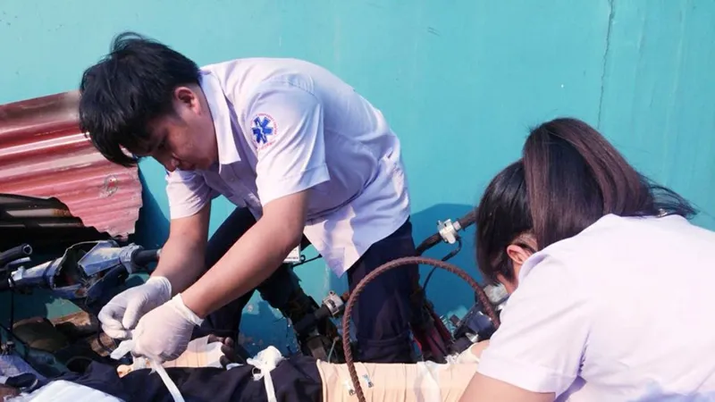 Nhân viên Trung tâm Cấp cứu 115 sơ cứu người bị tai nạn lao động