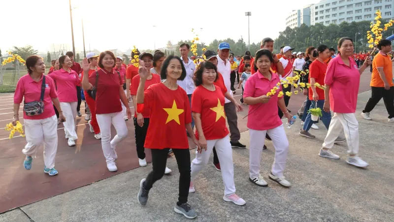 Người dân phường Bình Thạnh tham gia chương trình đi bộ góp tết đến người yếu thế