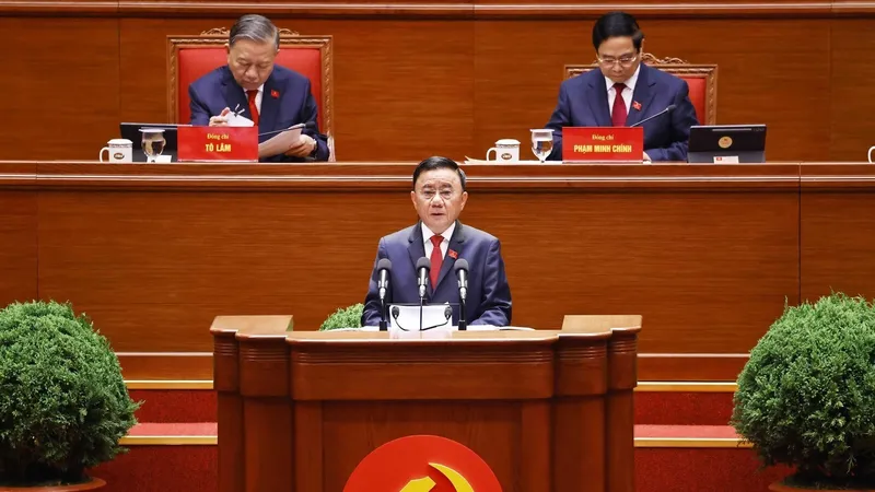 Đồng chí Trần Cẩm Tú, Ủy viên Bộ Chính trị, Thường trực Ban Bí thư trình bày báo cáo kiểm điểm sự lãnh đạo, chỉ đạo của Ban Chấp hành Trung ương Đảng khóa XIII. Ảnh: TTXVN