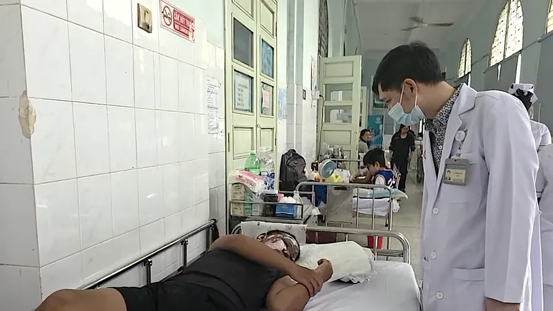 BS Ngô Hồng Phúc, Trưởng khoa Bỏng - Chỉnh trực, Bệnh viện Nhi đồng 2, thăm khám cho bệnh nhi bỏng nặng do pháo nổ. Ảnh: MINH KHUÊ