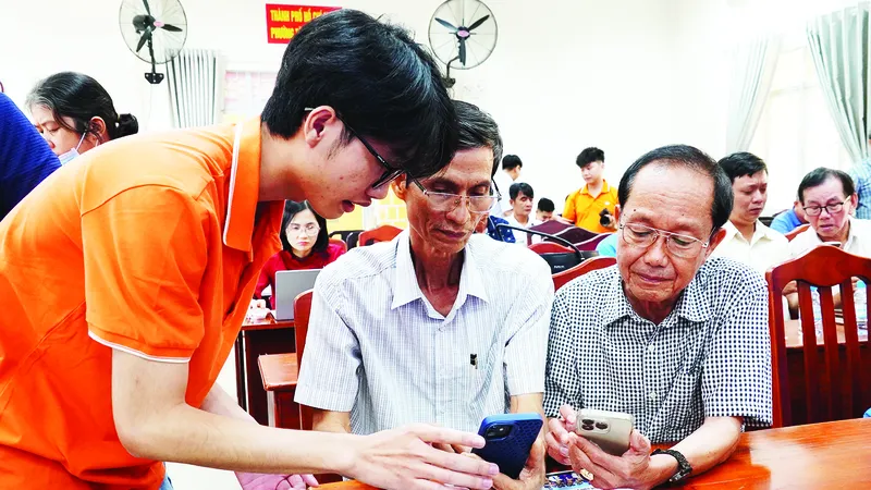 Cán bộ khu phố phường Tăng Nhơn Phú cài đặt ứng ứng "SOS khu phố" để phản ánh nhanh các vấn đề trên địa bàn . Ảnh: THU HƯỜNG
